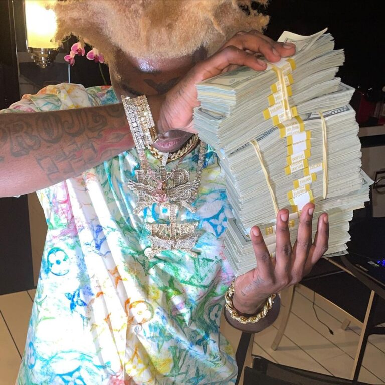 Rapero tira más de 100 mil dólares al mar solo porque estaba enojado e hizo un berrinche